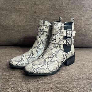 New Kenneth Cole Reaction Salt Biker Jewel Women Snake Skin Ankle Boots Size 6.5